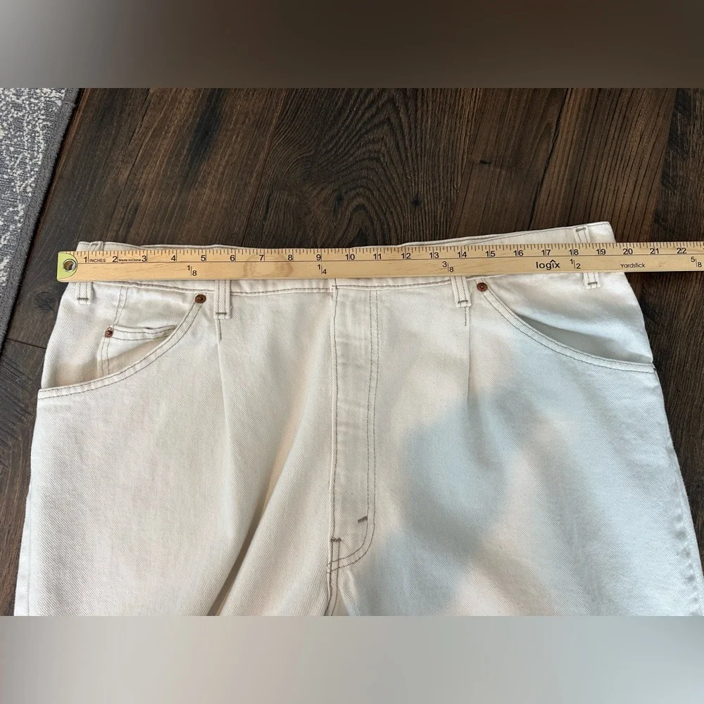 Vintage Levi’s Men’s 580 Baggy Fit Tapered Leg Cream Denim Jeans (Size 42 X 32)